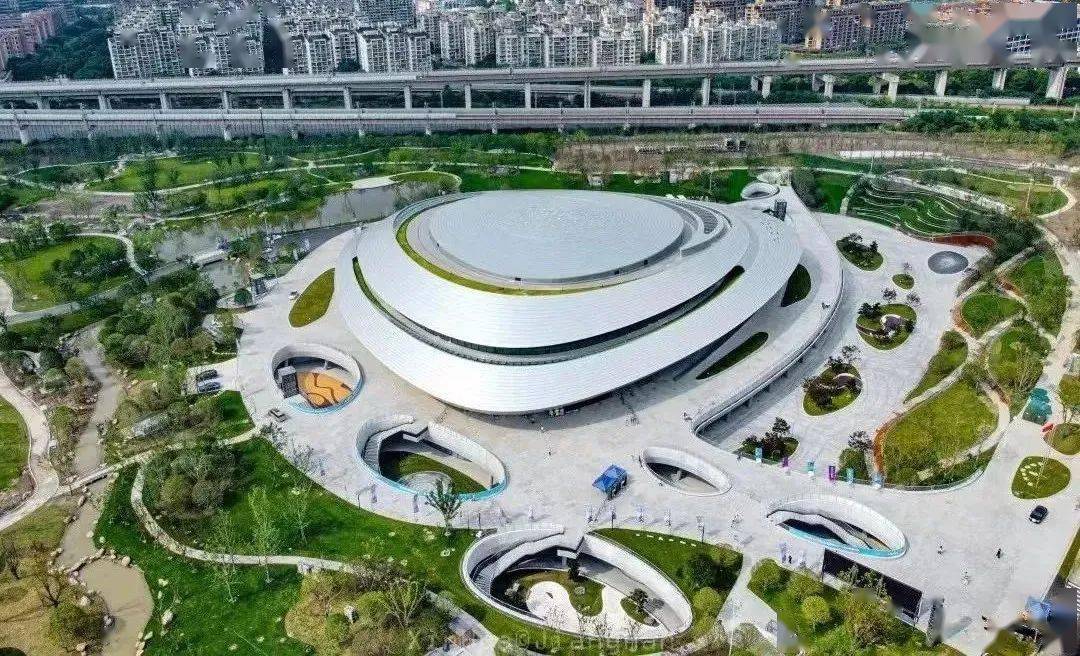 氟碳喷涂铝单板有什么特点呢？